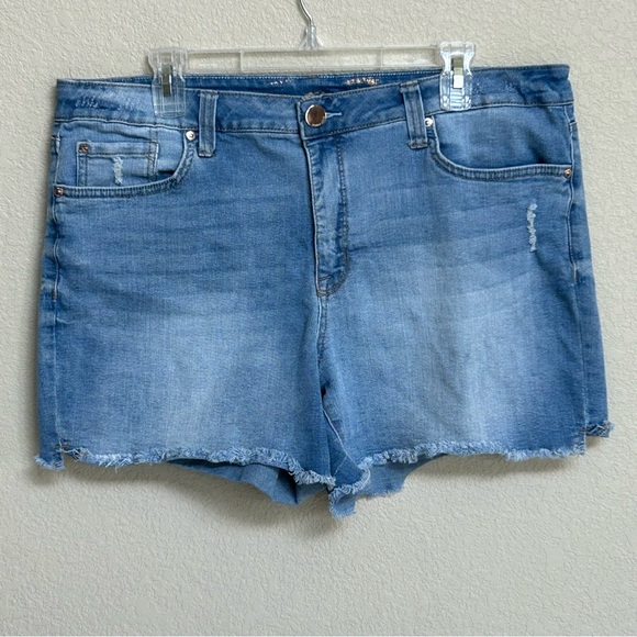 Seven7 Women’s Denim Frayed Hem Weekend Shorts Size 16 Light Blue Mid-Rise - Picture 3 of 8